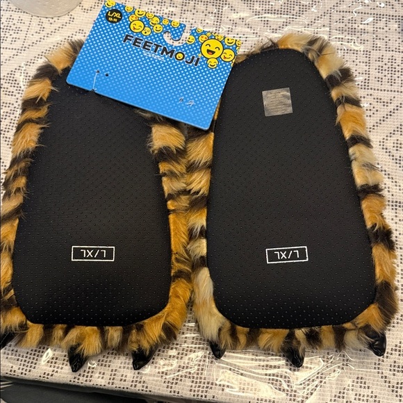 Furry Tiger Claw Slippers Size adult  L/XL. Brand new - Picture 3 of 3